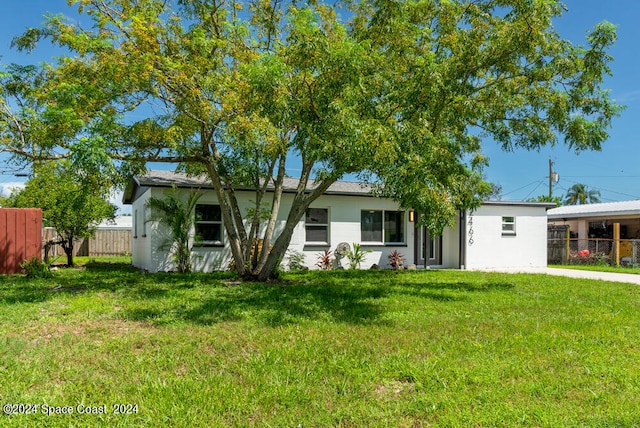 single story home with a front lawn