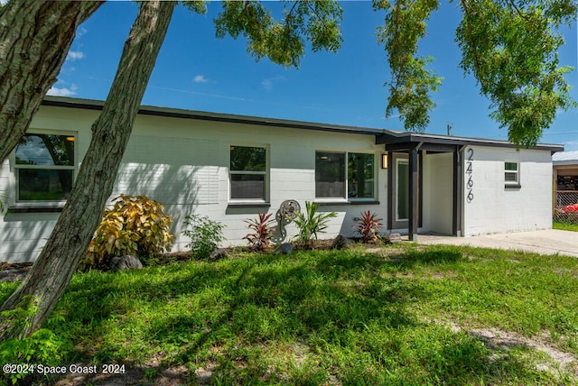 view of front of property featuring a front lawn