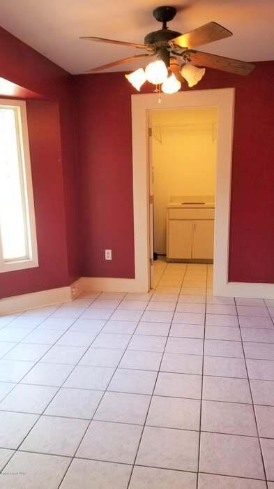 spare room featuring light tile patterned floors and ceiling fan