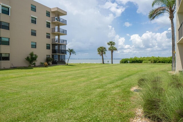 view of yard featuring a water view