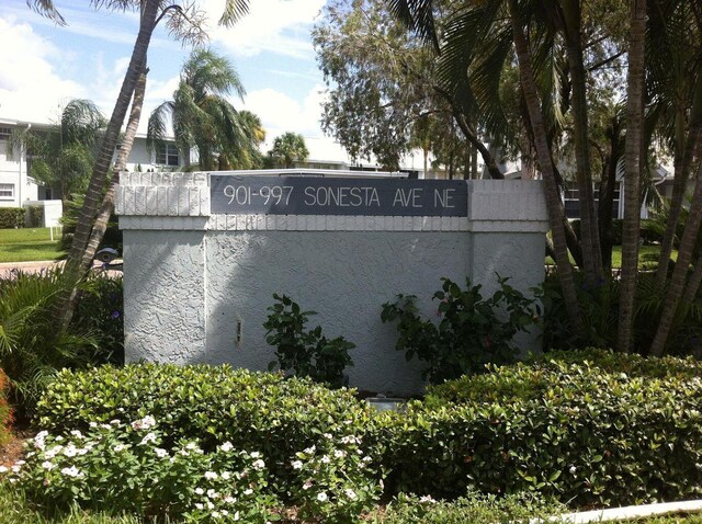 view of community / neighborhood sign