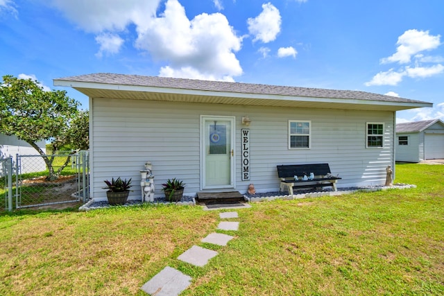 view of front of home featuring a front yard