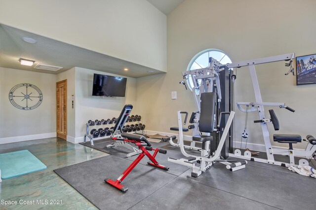 exercise room featuring baseboards