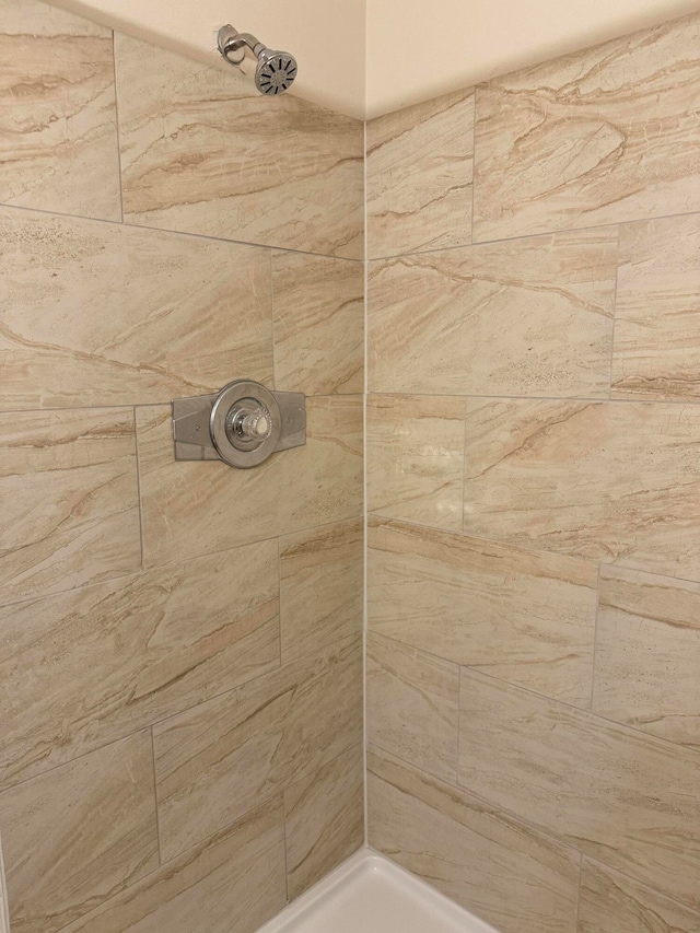 bathroom featuring tiled shower