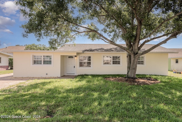 ranch-style home with a front yard