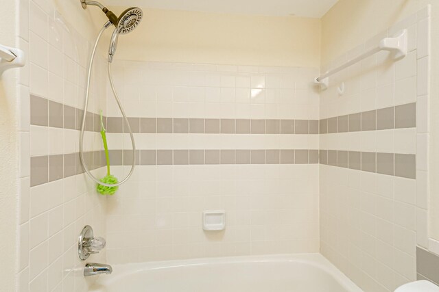 bathroom with tiled shower / bath combo