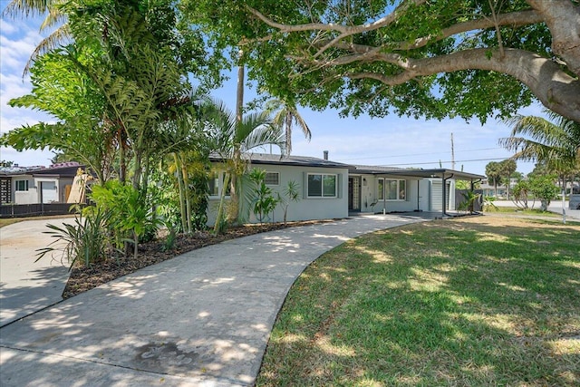 view of front of property featuring a front yard