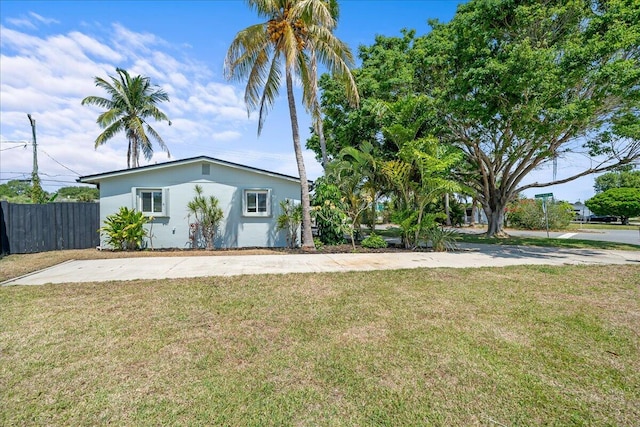 view of front of house featuring a front yard