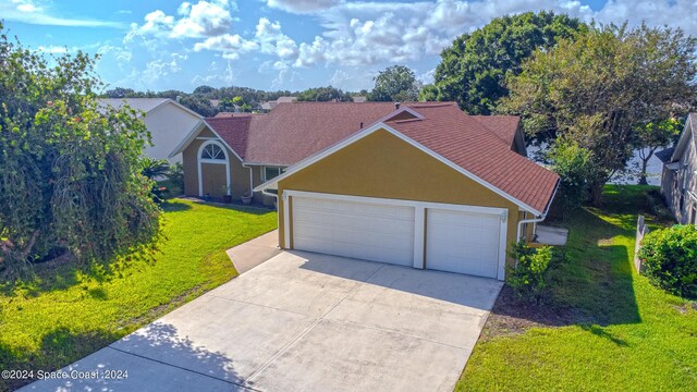 view of front facade with a garage and a front yard