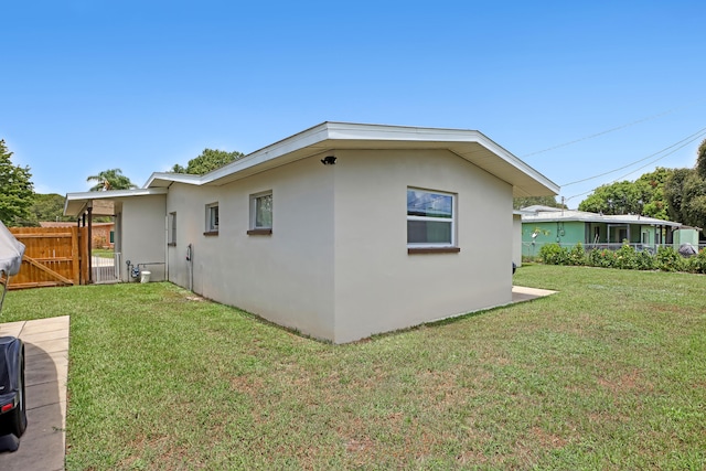 view of side of property featuring a lawn