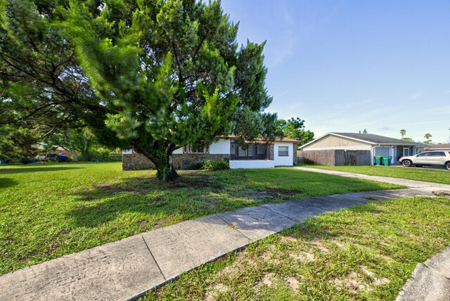 view of front facade with a front yard