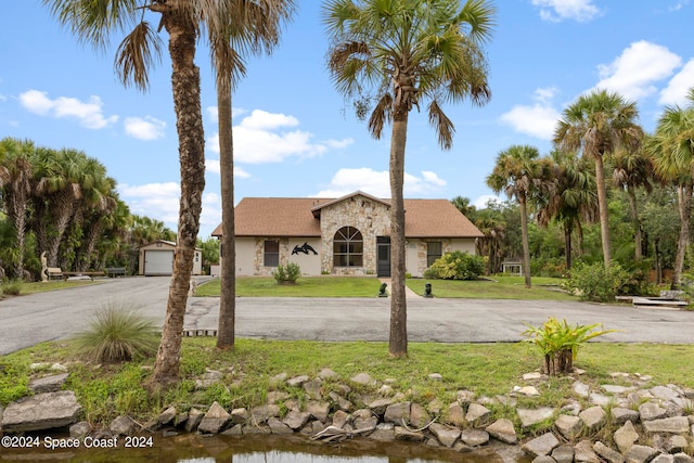 view of front of home featuring a front lawn