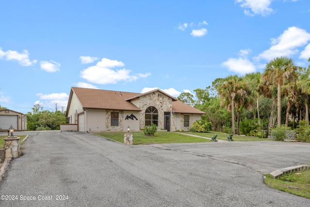 view of front of property featuring a front lawn and a garage