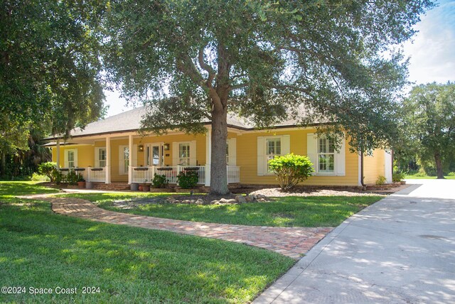 view of front of property featuring a front yard and covered porch