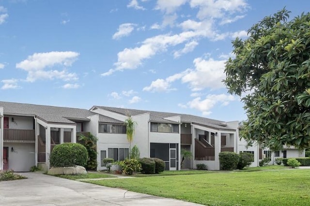 view of front of house featuring a front yard