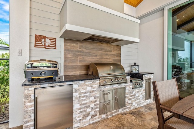 view of patio / terrace featuring grilling area and an outdoor kitchen