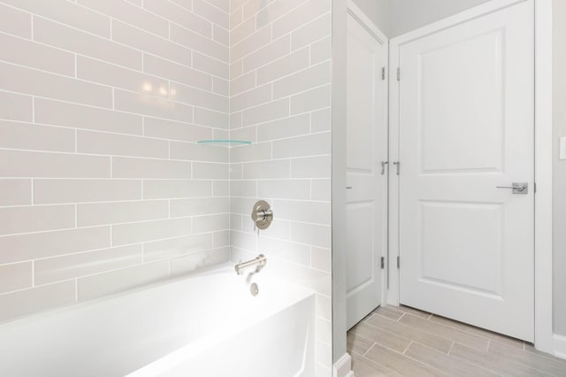 bathroom featuring tiled shower / bath