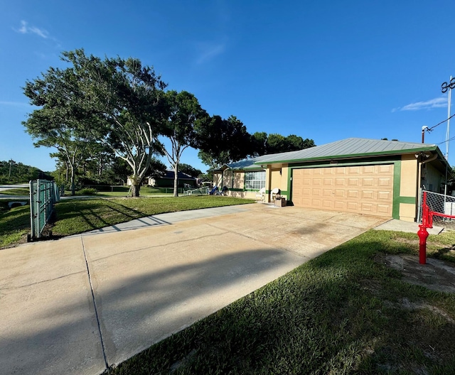 view of front facade with a front yard