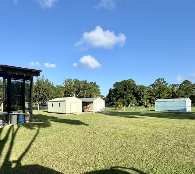 view of yard with an outbuilding