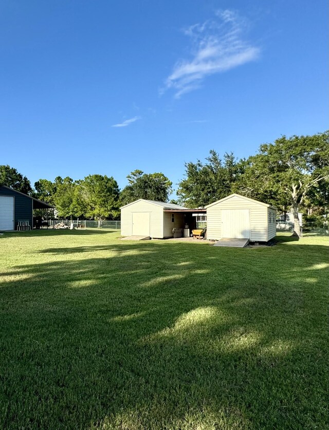 view of yard featuring an outdoor structure