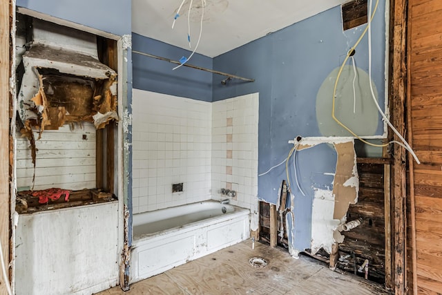 full bathroom featuring a bathtub