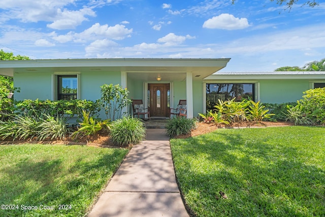 view of front of home featuring a front lawn