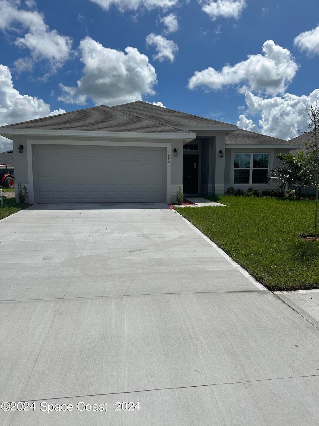 view of front of property featuring a garage and a front yard