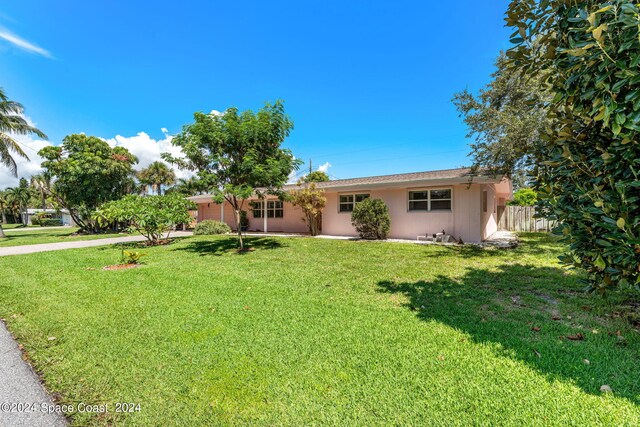 single story home featuring a front yard