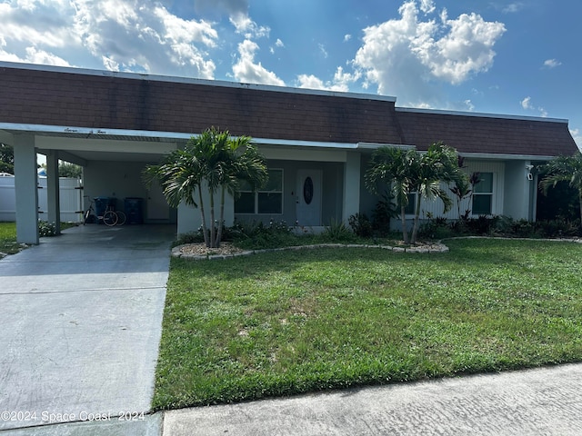 view of front of property featuring a carport and a front yard