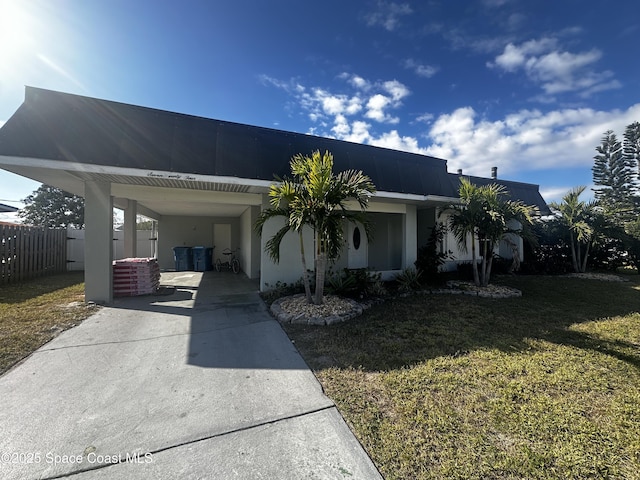 view of front of home featuring a carport and a front yard