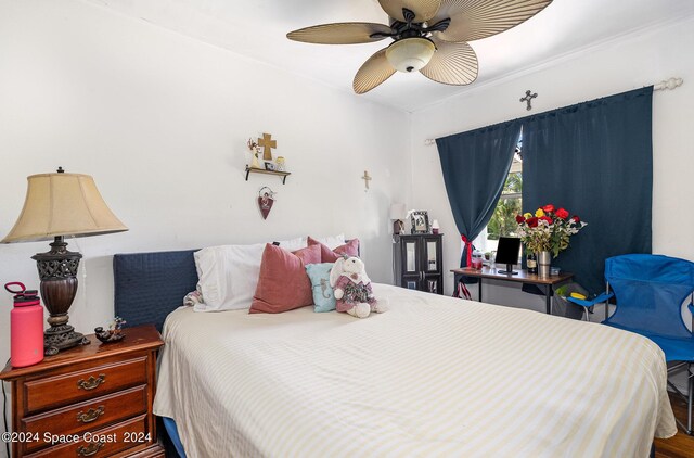 bedroom featuring ceiling fan