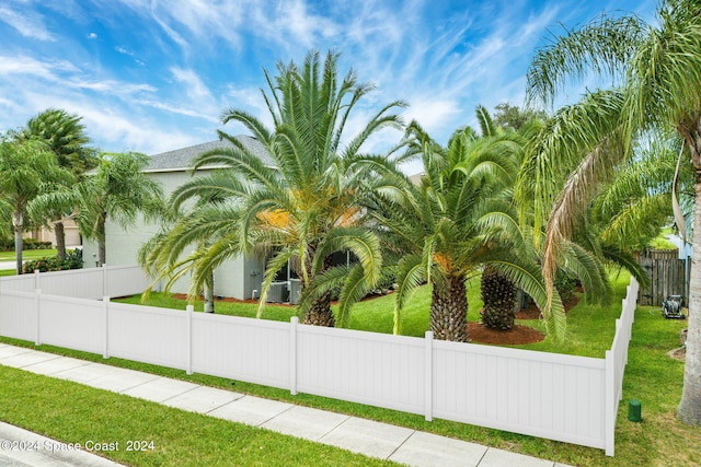 exterior space featuring a front yard