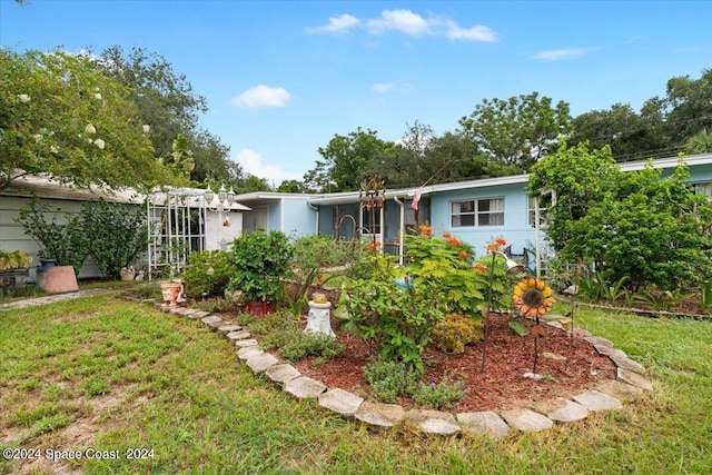 view of front of home featuring a front lawn