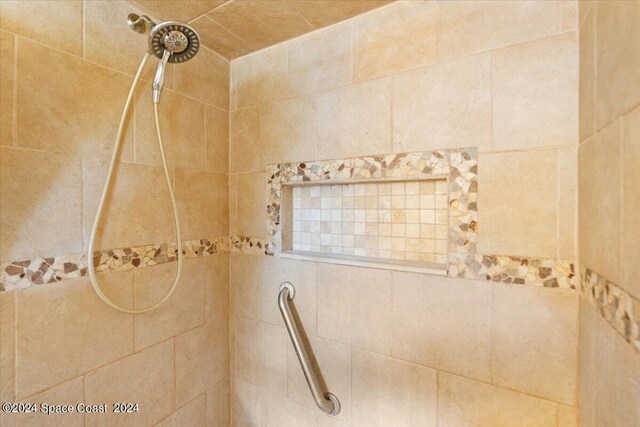 bathroom featuring tiled shower