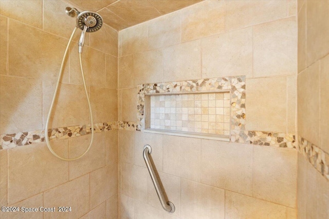 room details featuring tiled shower