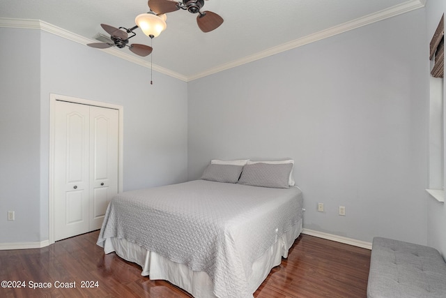 bedroom featuring crown molding, dark wood-type flooring, a closet, and ceiling fan