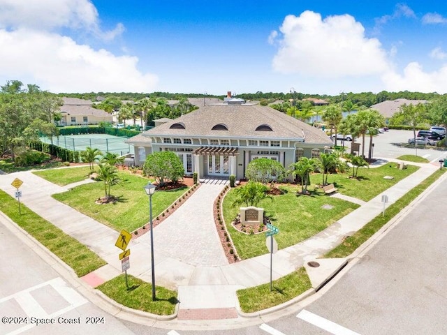 view of front of property featuring a front lawn