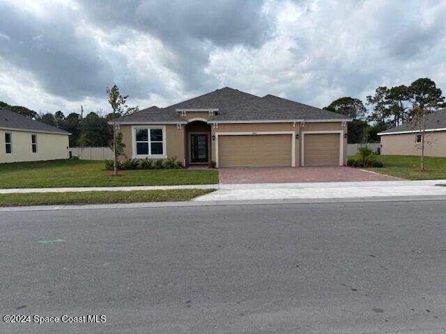 view of front facade featuring a garage and a front yard