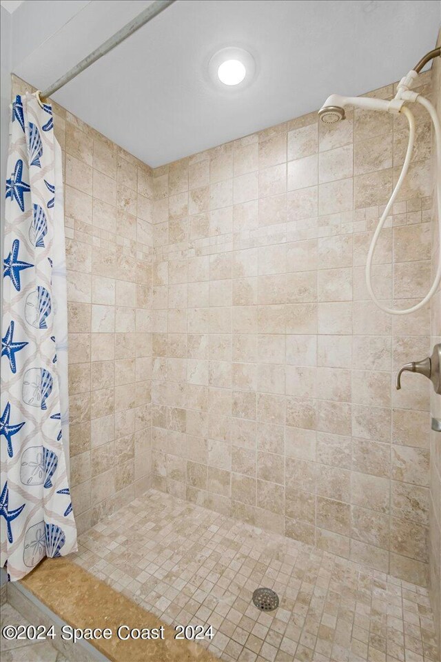 bathroom with curtained shower