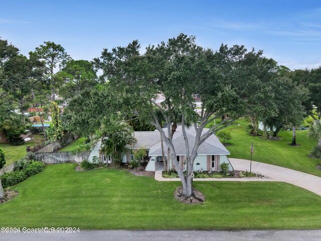 view of front of house featuring a front lawn and fence