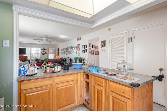 kitchen with ceiling fan and kitchen peninsula