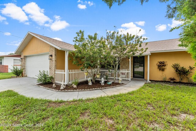 ranch-style house featuring a front lawn