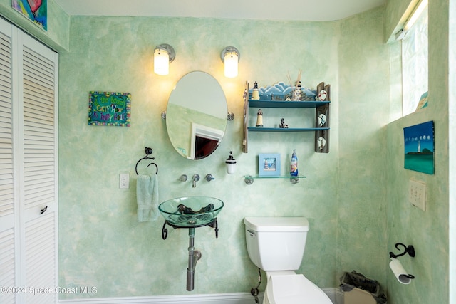 bathroom featuring toilet and sink