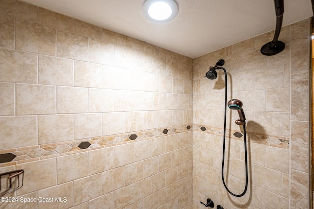 bathroom featuring tiled shower