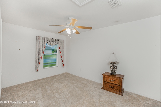 carpeted empty room featuring ceiling fan