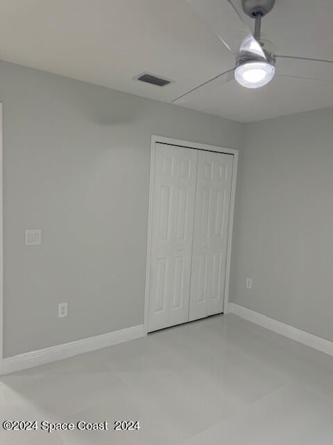 unfurnished bedroom featuring a ceiling fan, a closet, visible vents, and baseboards