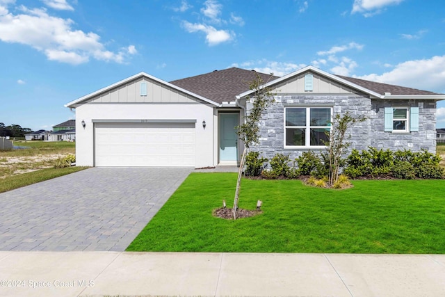 view of front facade featuring a front lawn and a garage