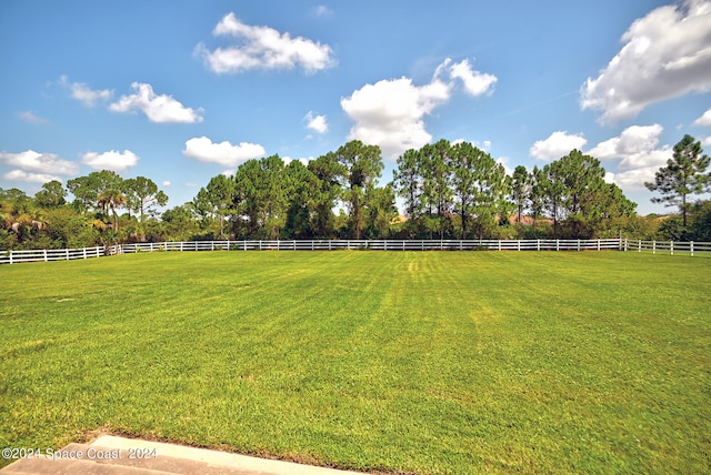 view of yard featuring a rural view