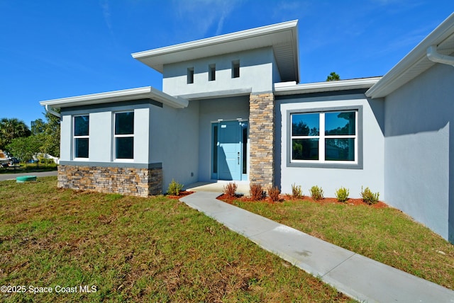 view of front of home featuring a front lawn