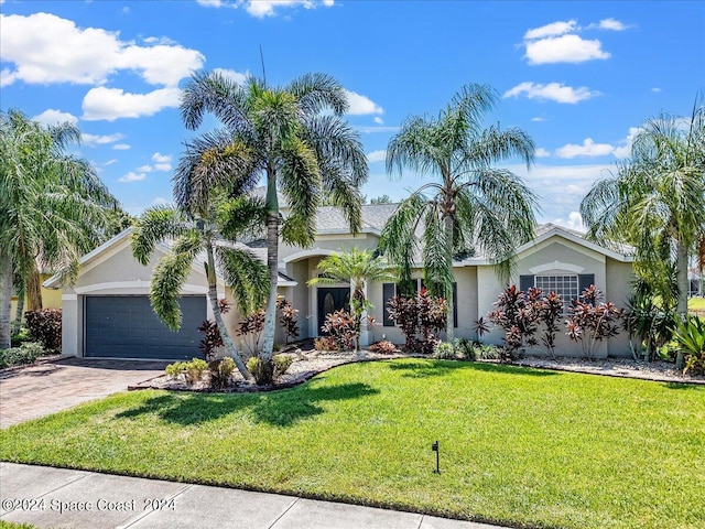 view of front of property featuring a front lawn and a garage